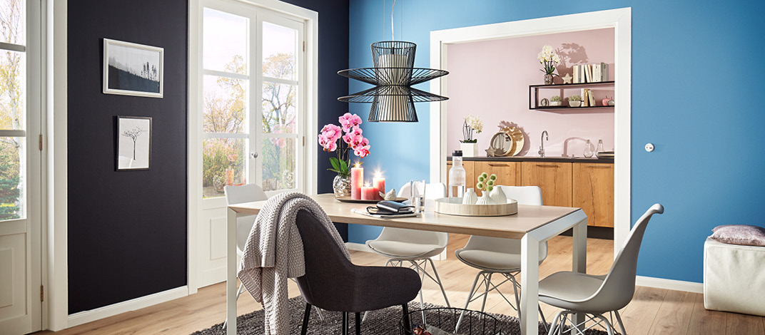 Farbige Tapeten von Hammer in den Farben Blau, Schwarz und Rosa im Raum