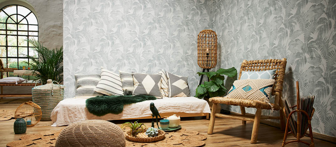 Wohn-Trends: modernes Wohnzimmer mit floraler grauer Tapete und Holzelementen 