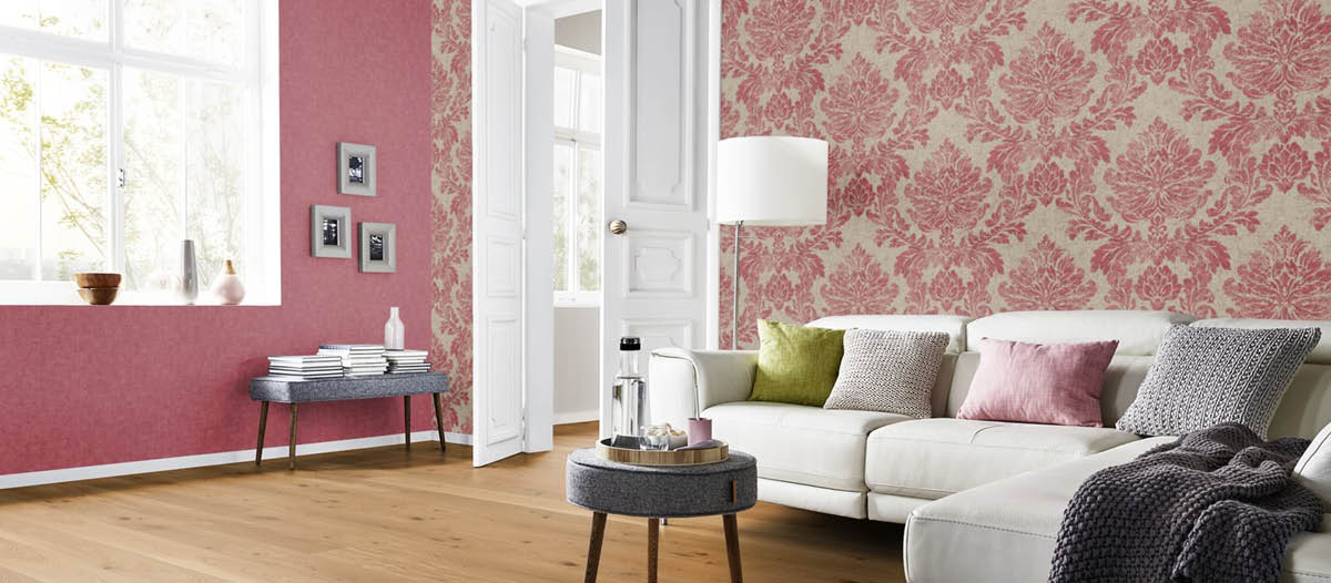 Wohnzimmer mit barocken Tapeten, Parktet und Sofa