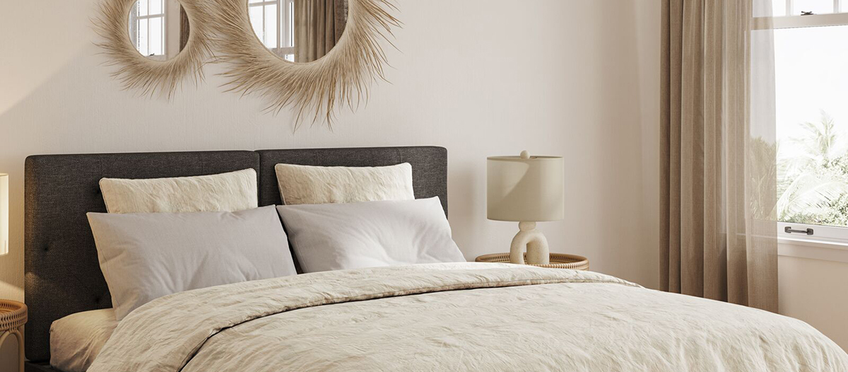 modernes Schlafzimmer mit Doppelbett und cremefarbener Bettbezug  