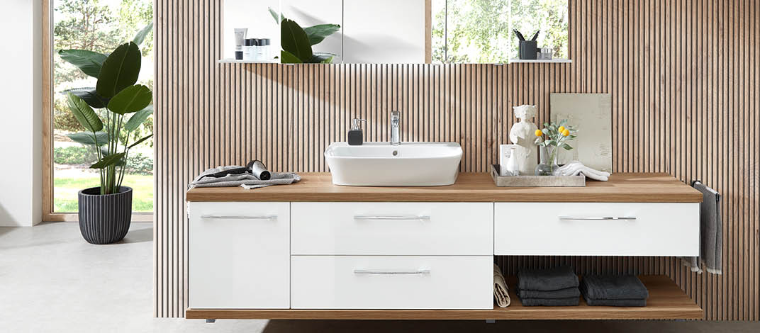 Entdecken Sie den Hammer Montageservice für Badmöbel, Betten und Sonnenschutz.