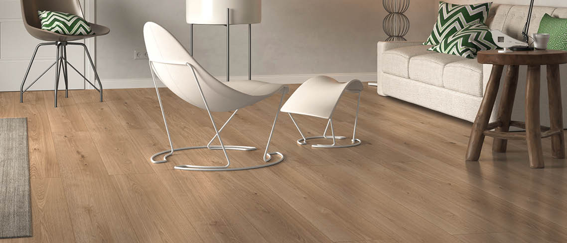 Fußbodenarten: modernes Wohnzimmer mit einem Designbelag in Holzoptik