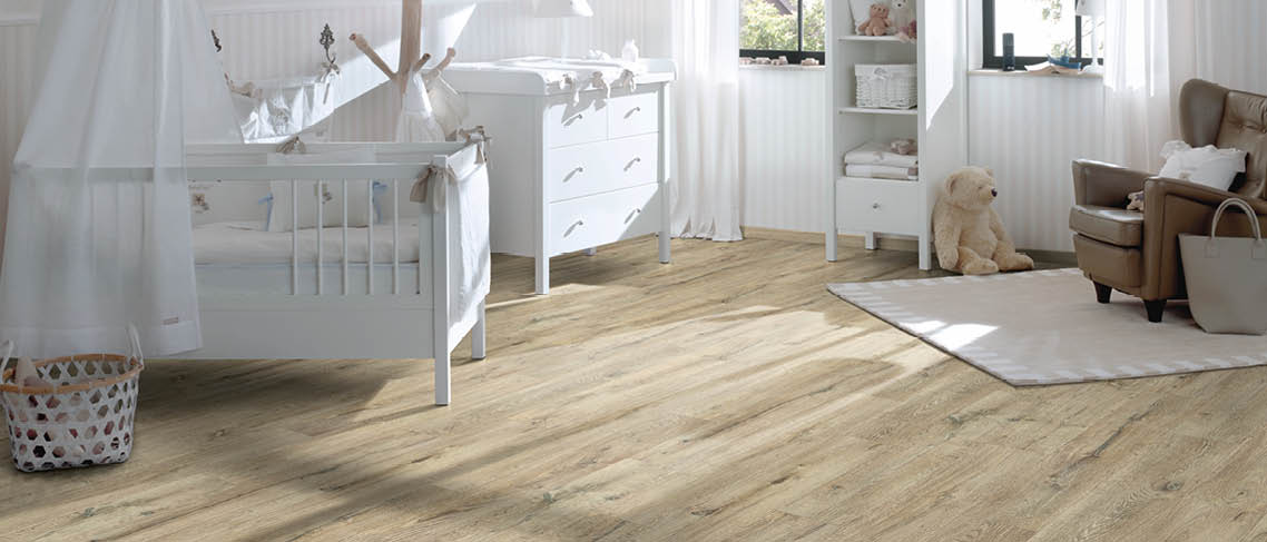 Fußbodenarten: Babyzimmer mit einem Korkboden in Holzoptik