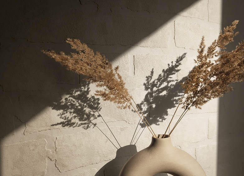Tapeten-Trends: Lehm-Vliestapete im Raum mit Vase
