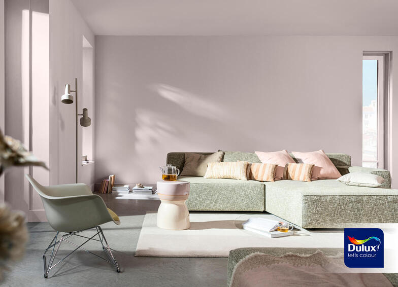 Ein schönes Wohnzimmer, welches in der Farbe des Jahres 2024 "Sweet Embrace" gestrichen wurde 