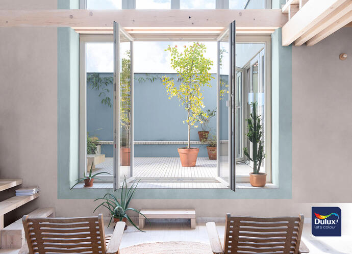 Wohnzimmer mit Terassenzugang und Wände in der Farbe des Jahres 2024 und einer Trendfarbe mit dem Farbton blau 