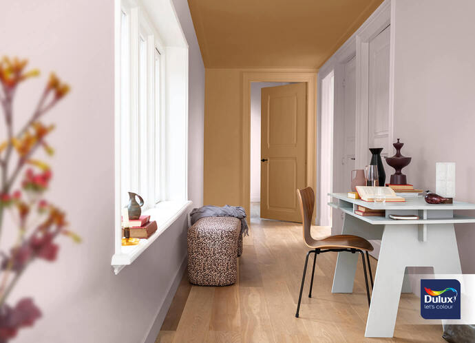 Kleines, schmales Homeoffice Büro in der Farbe des Jahres 2024 und einer erdigen Trendfarbe