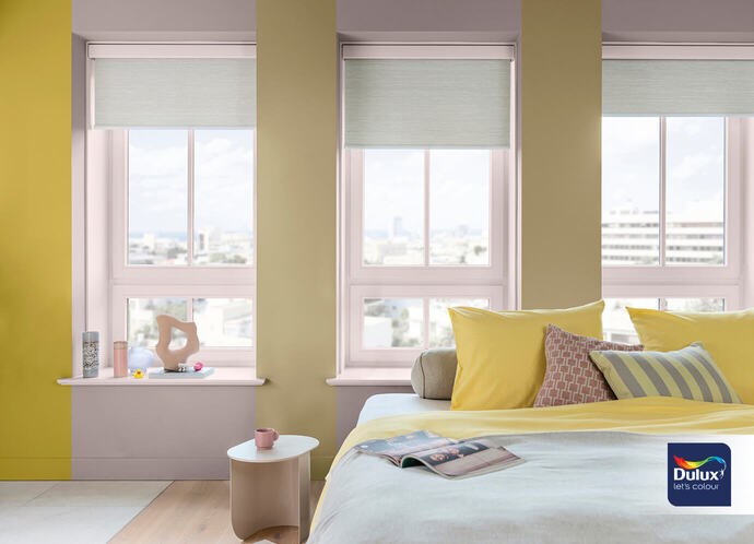 Helles Schlafzimmer in der Farbe des Jahres 2024 und Trendfarben mit dem Farbton gelb