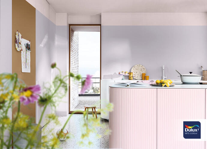 Moderne Küche in der Farbe des Jahres 2024 "Sweet Embrace" und einer weiteren Trendfarbe mit dem Farbton lila