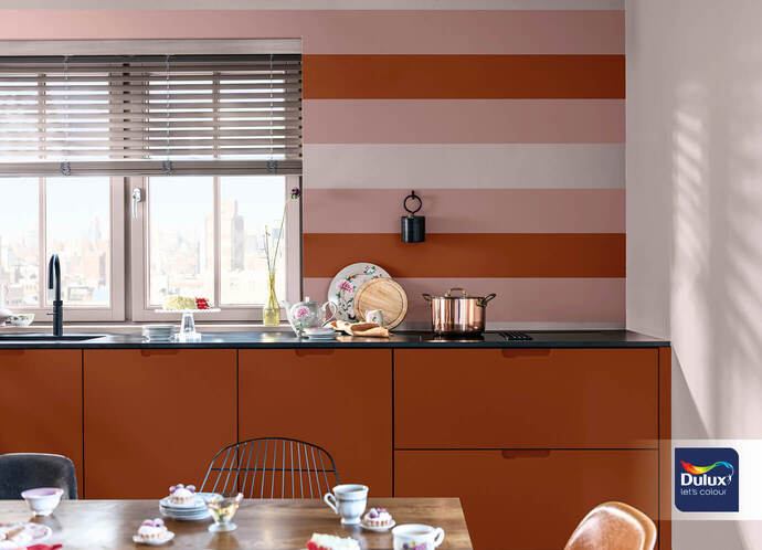 Trendige Küche in der Farbe des Jahres 2024 "Sweet Embrace" und einer dunkleren erdigen Trendfarbe