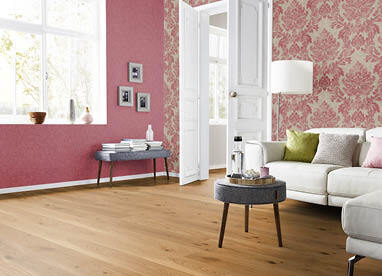 Raum einrichten: Wohnzimmer mit Holzboden und rosafarbene Wände