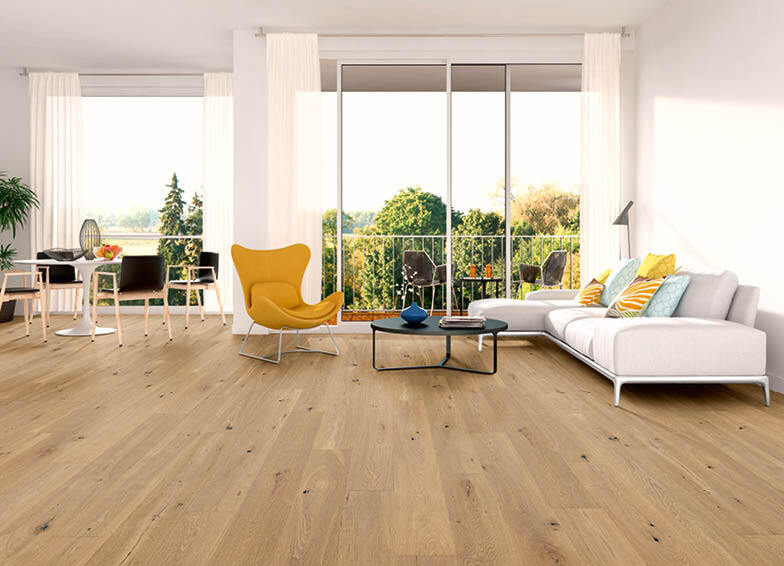 Wohnzimmer mit Parkett und Sofa