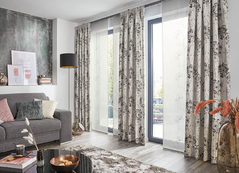 Wohnzimmer mit Vorhängen und Sofa