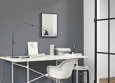 Wandfarbe Expressives Graphitgrau im Home Office