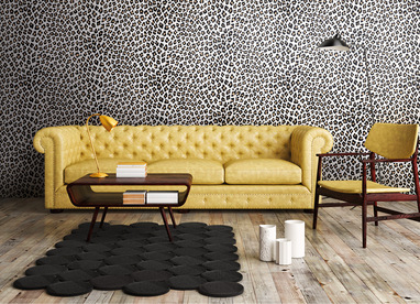 Hammer Wohnstile: Wohnzimmer mit gelbem Sofa und einer Leopardenmuster-Tapete, das spannende Wohnideen bietet.