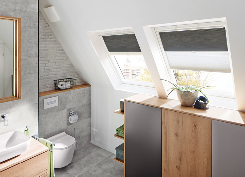 Plissees am Dachfenster im Badezimmer