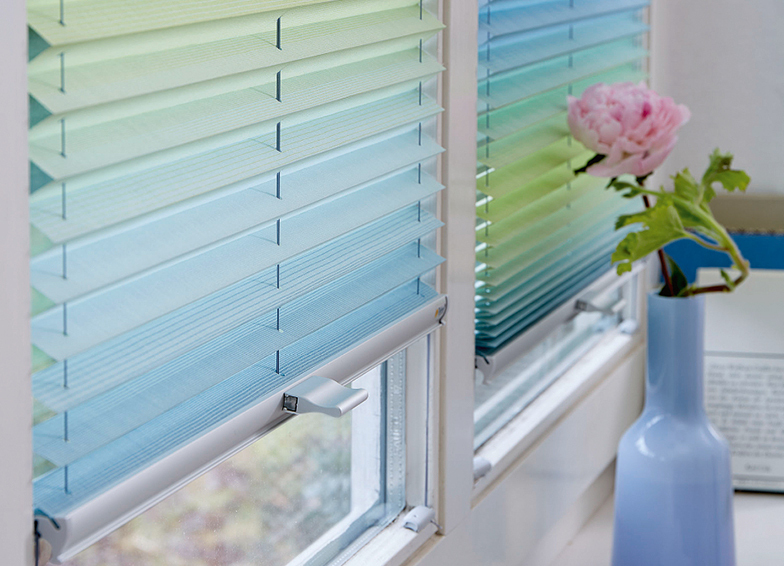 Plissees nach Maß: Blaues Plissee am Fenster