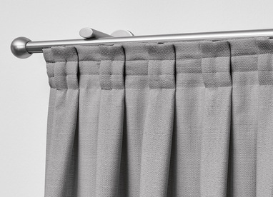 Fensterdekoration: Graue Gardine, gefertigt mit fester Falte