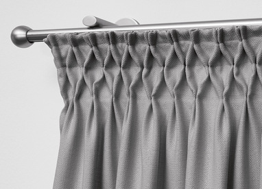 Fensterdekoration: Graue Gardine, genäht auf Rautenband