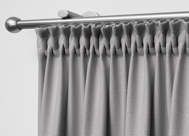 Fensterdekoration: Graue Gardine, genäht auf Smokband