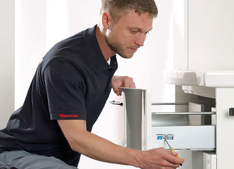 Unsere Profis bauen Ihre neuen Badmöbel auf.