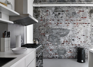 Industrial Style: modern eingerichtete Küche mit einer Tapete in Stein-Optik