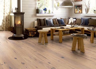 Landhausstil: Wohnzimmer im Landhausstil mit einem hellen Holzboden