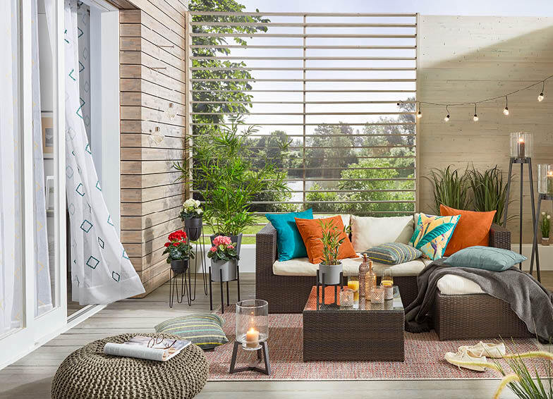 Terrasse mit Wohnaccessoires und Deko