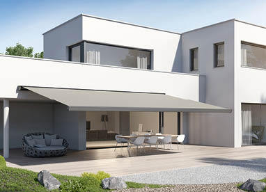 Outdoor-Living: Terrasse mit einer Markise als Sonnenschutz.