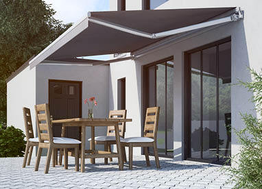 Outdoor-Living: Terrasse mit einer stilvollen Gelenkarm-Markise als Sonnenschutz.