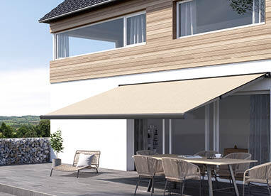Outdoor-Living: Terrasse mit einer stilvollen Kassetten-Markise als Sonnenschutz.