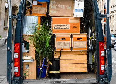 Voll beladener Transporter - Hilfe organisieren