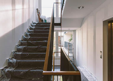 Treppenhaus mit Malervlies für den Umzug geschützt