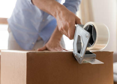 Karton verschließen und mit Klebeband zukleben