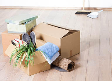 Umzugskartons, die Gegenstände wie Bücher enthalten