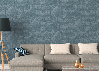 Mustertapeten mit Dschungel-Motiv im Wohnzimmer