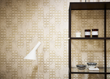 Tapeten-Stile und Trends: Wohnzimmer mit Design-Tapeten mit geometrischem Muster