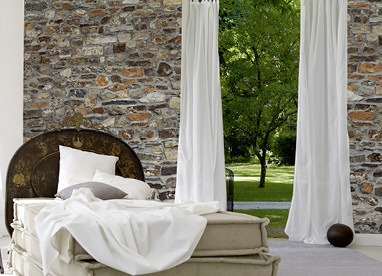 Tapeten-Stile und Trends: Schlafzimmer mit Ziegel-Tapete im Stil „Naturstoffe“ an der Wand