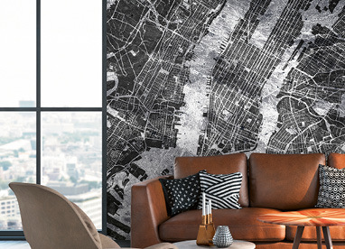 Tapeten-Stile und Trends: Wohnzimmer mit einer Wandbild-Tapete mit Stadtplan-Dessin an der Wand