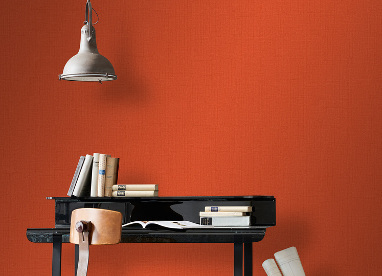 Farbige Tapeten an der Wand in der Farbe Orange ohne Muster im Wohnzimmer