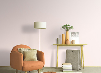 Farbige Tapeten an der Wand in der Farbe Rosa ohne Muster im Wohnzimmer