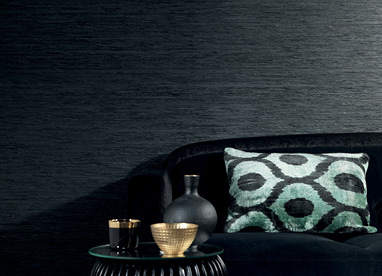 Farbige Tapeten an der Wand in der Farbe Schwarz mit Struktur-Design im Wohnzimmer 