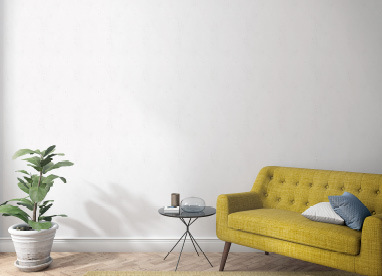 Farbige Tapeten an der Wand in der Farbe Silber ohne Muster im Wohnzimmer