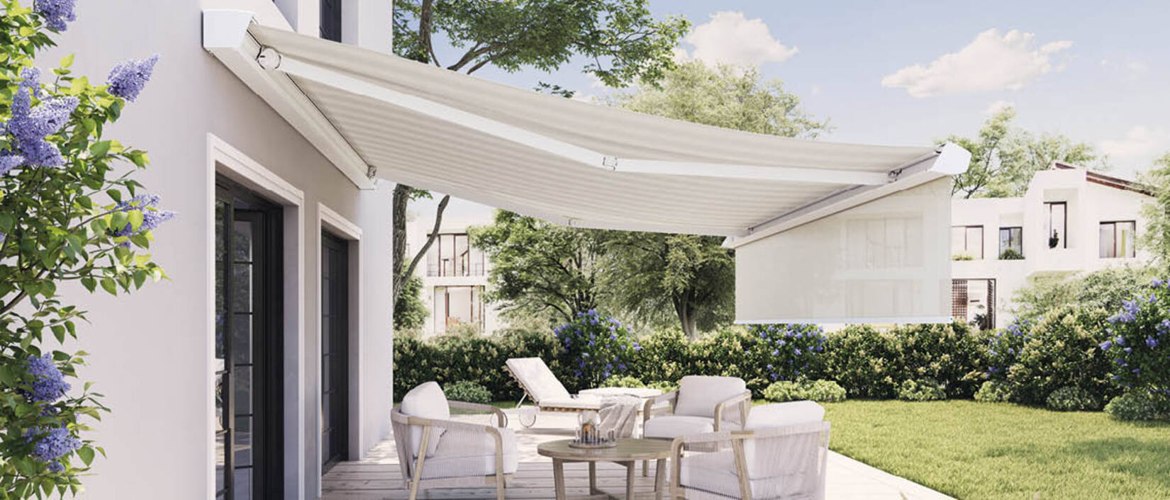 Outodoor-Living: Grau-weiß gestreifte Kassetten-Markise auf einer Terrasse als idealer Sonnenschutz für den Außenbereich.