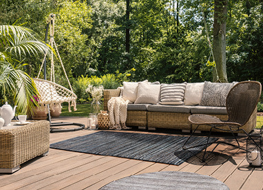 Hammer Outdoorwelt: Holzterrasse in einem Garten mit modernen Gartenmöbeln