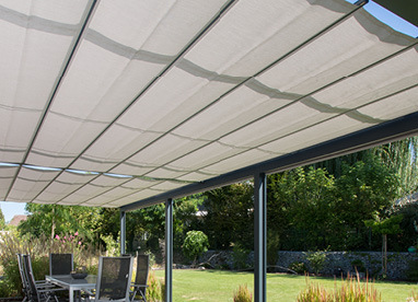 Terrasse mit Beschattung für die Terrassenüberdachung