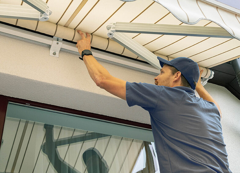 Handwerker installiert Markise